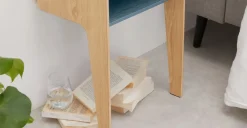 Mesa de noche Sway – Fresno y azul cerceta