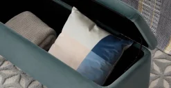 Banco tapizado con almacenaje Asare – Verde Mar