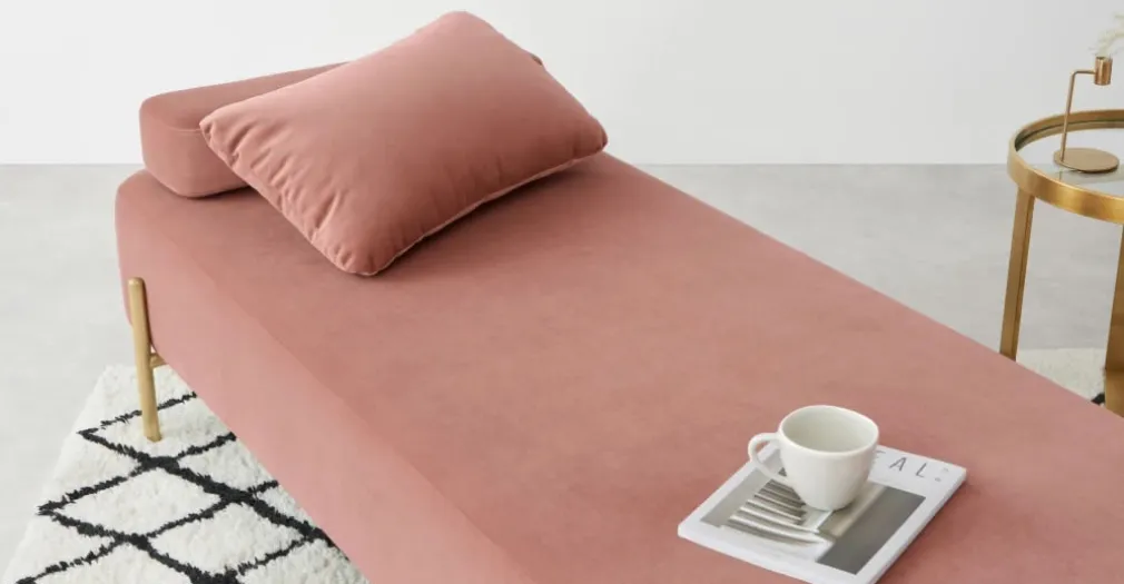 Diván Asare – Rosa y Acero Inoxidable