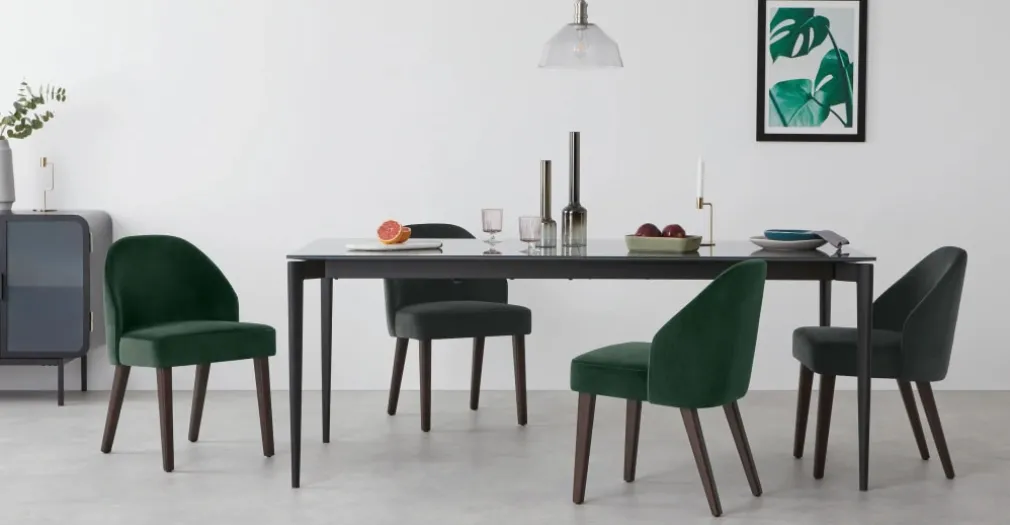 Juego de 2 sillas de comedor Alec – Terciopelo gris medianoche y patas de madera teñida