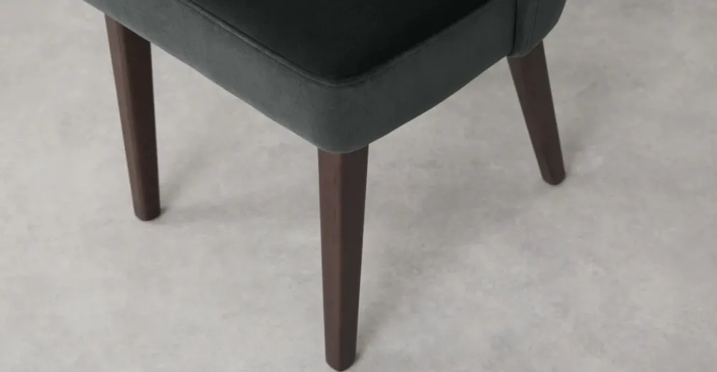 Juego de 2 sillas de comedor Alec – Terciopelo gris medianoche y patas de madera teñida