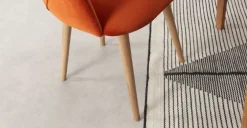 Juego de 2 sillas de comedor con reposabrazos Lule – Terciopelo naranja llama y roble