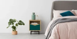 Mesa de noche Louis – Roble y verde