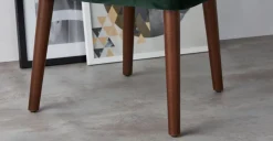 Silla de comedor Margot – Terciopelo verde pino y patas de abedul natural